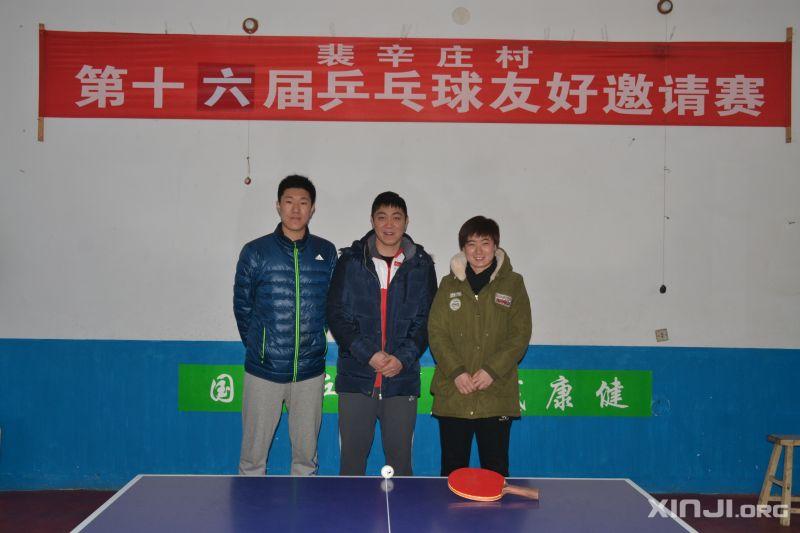 国际乒坛高手··高宁近人来到裴辛庄村和爱好者交流